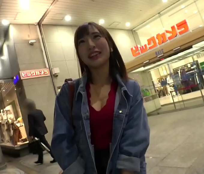【一発ヤリに来ました】で大好評だった21歳の美容部員あやちゃん参上！応募理由は「前の撮影(SEX)が忘れられなくて…」2発目を堂々とヤリに来たエロ美容部員は今回もヤル気満々！始まりから終わりまで豪雨な潮吹きの嵐！散々イキまくって「私AV男優にハマっちゃいましたね」これは3発目も…？https://bit.ly/3Z1BfVM